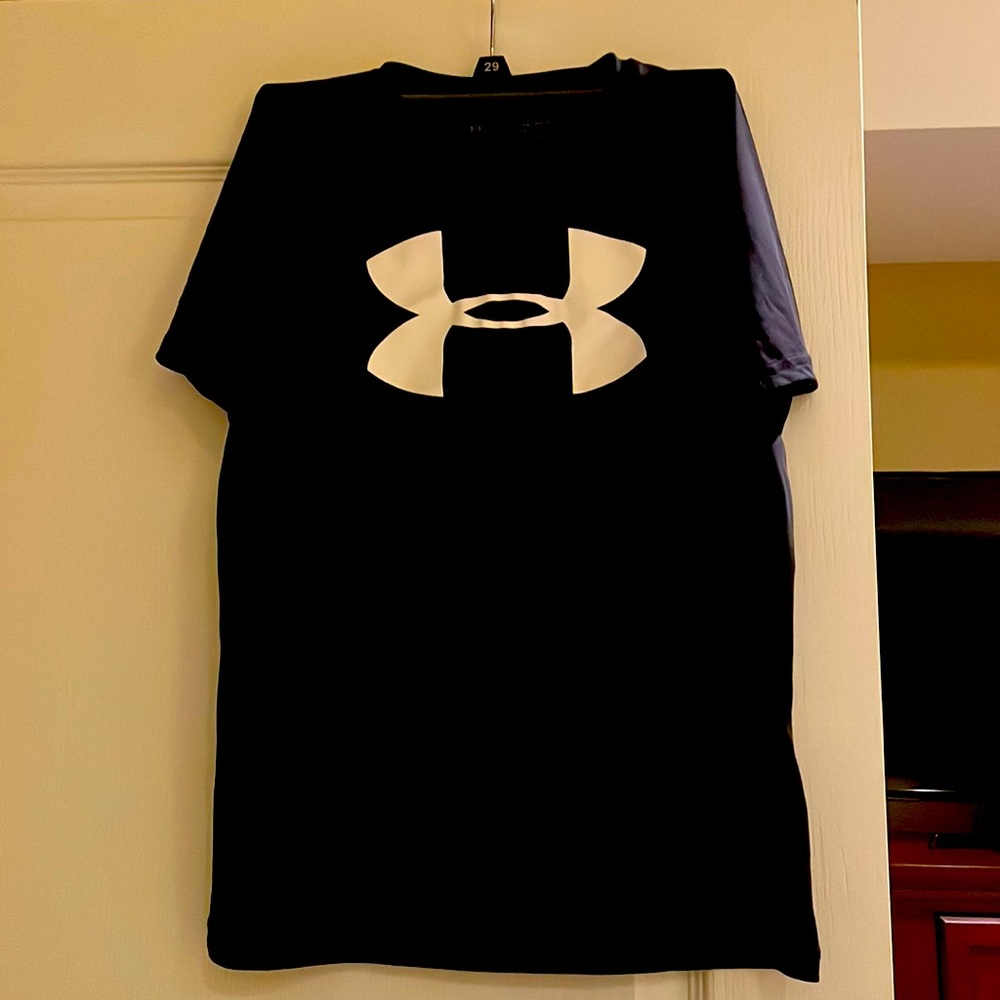 Black under armor boy’s tee